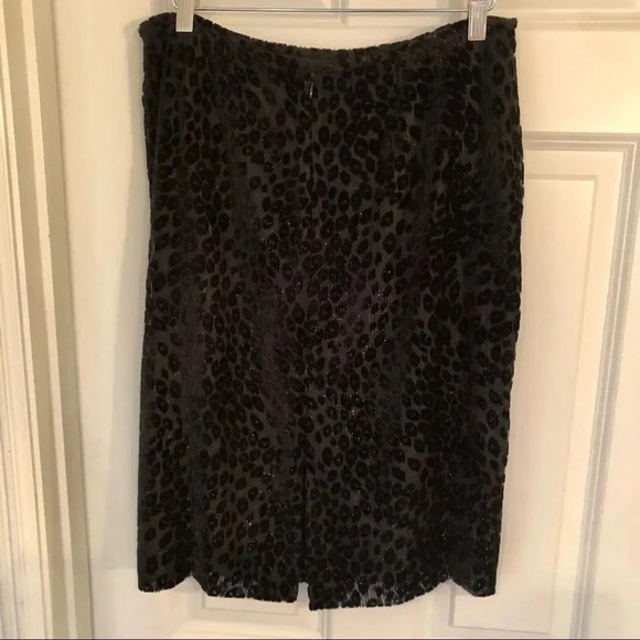 BEAUTIFUL black velvet and sheer metallic cheetah print pencil skirt size 6 - Picture 6 of 13
